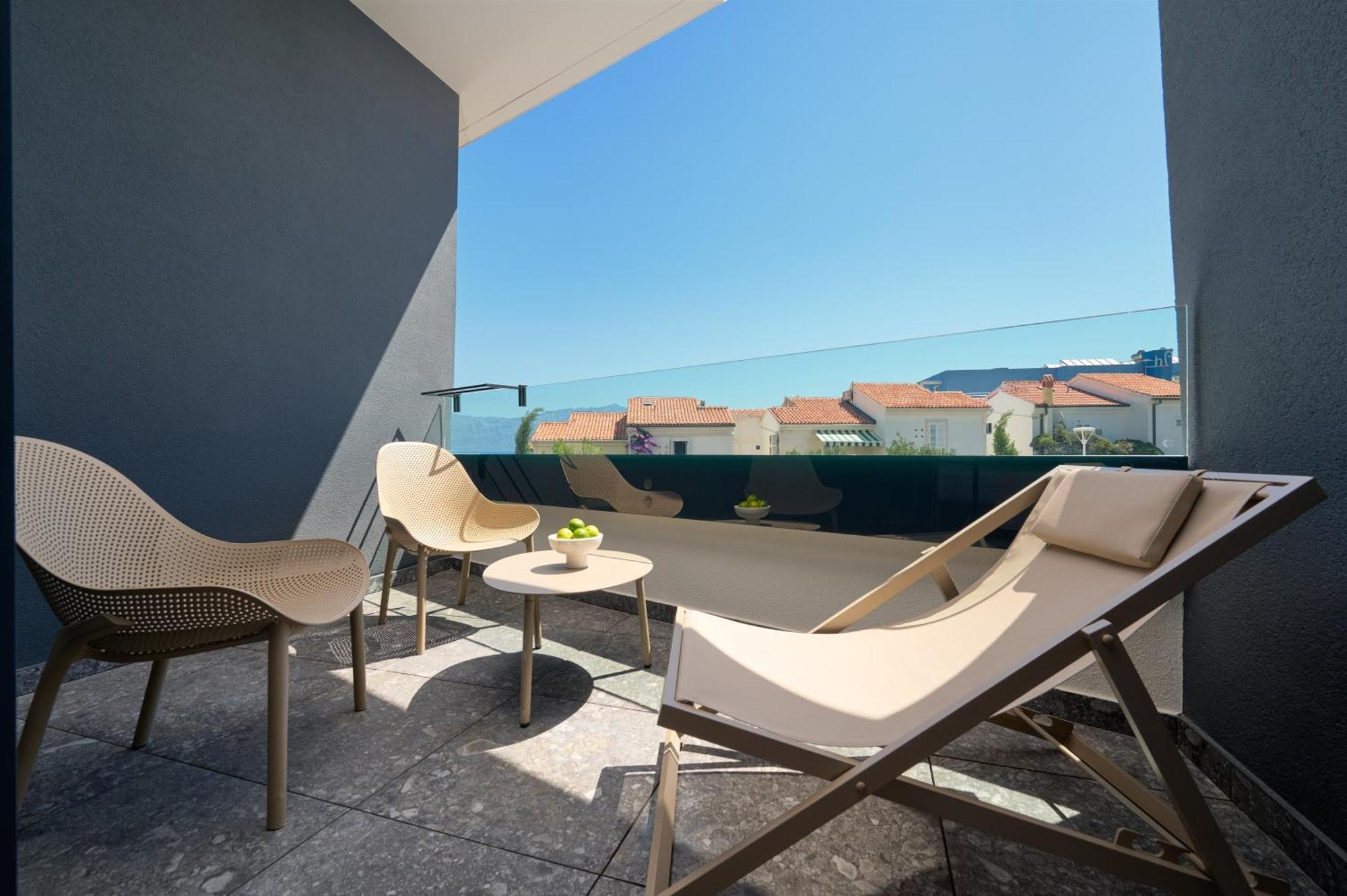 Grand View Postira